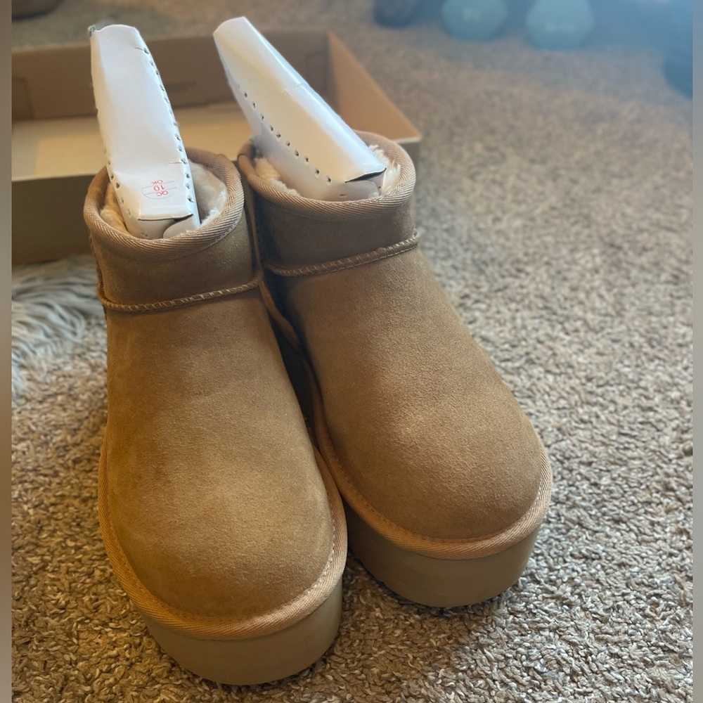 Classic Ultra Mini Platform UGGS
Color- Chestnut
Size- 8 Women’s